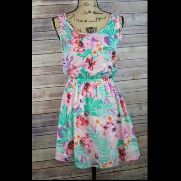 Gina Tricot Dresses & Skirts - Gina Tricot Nadja Floral Dress Open Back